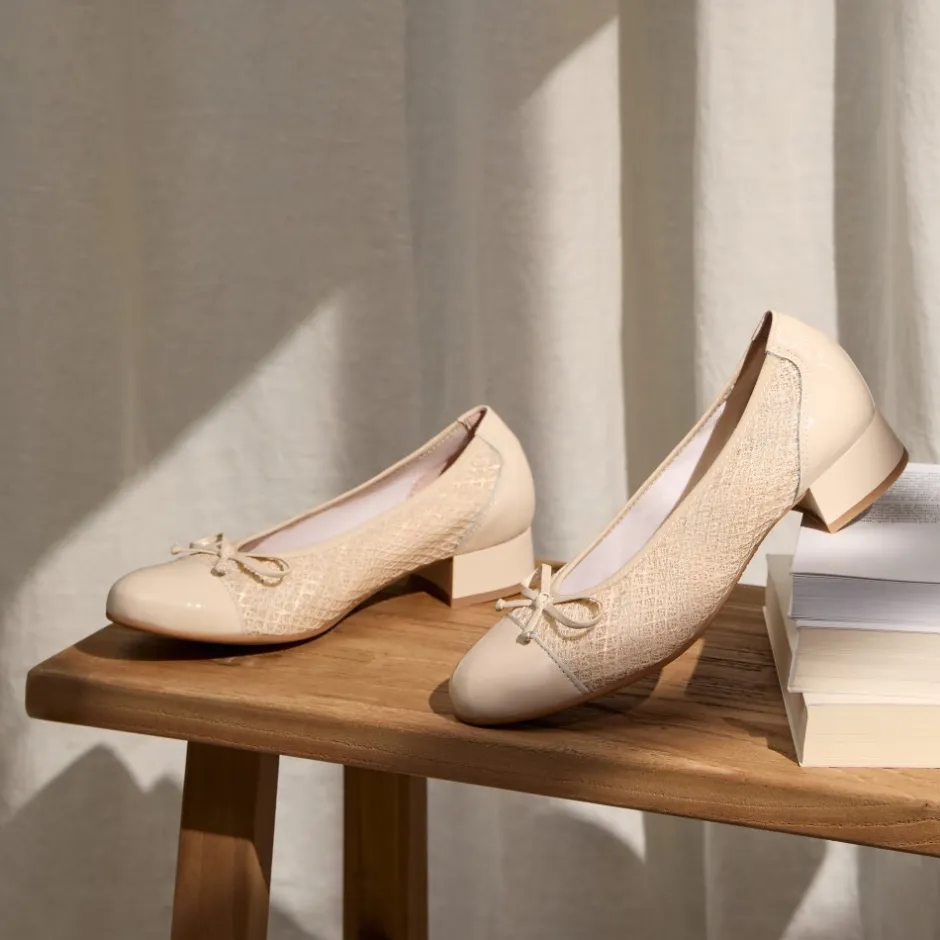 bailarinas_de_mujer_en_pi_0.webp Calzaro Bailarinas | Bailarinas de Mujer en Piel 5712 con Textil con Ribete Elástico y Adorno Lazo Tacón Bajo Crema Beige