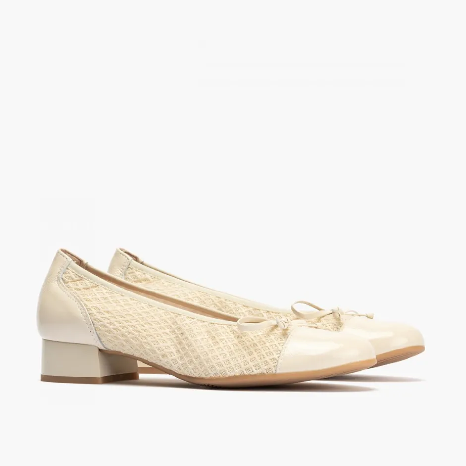 bailarinas_de_mujer_en_pi_1.webp Calzaro Bailarinas | Bailarinas de Mujer en Piel 5712 con Textil con Ribete Elástico y Adorno Lazo Tacón Bajo Crema Beige
