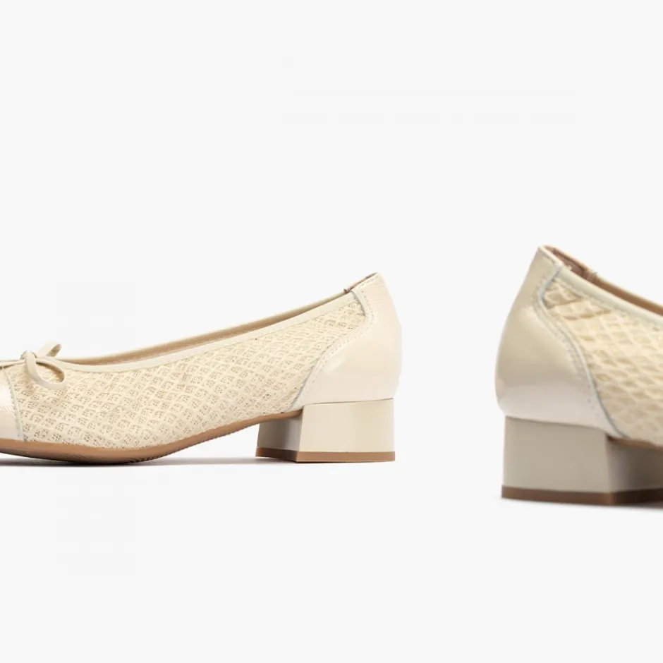bailarinas_de_mujer_en_pi_3.webp Calzaro Bailarinas | Bailarinas de Mujer en Piel 5712 con Textil con Ribete Elástico y Adorno Lazo Tacón Bajo Crema Beige