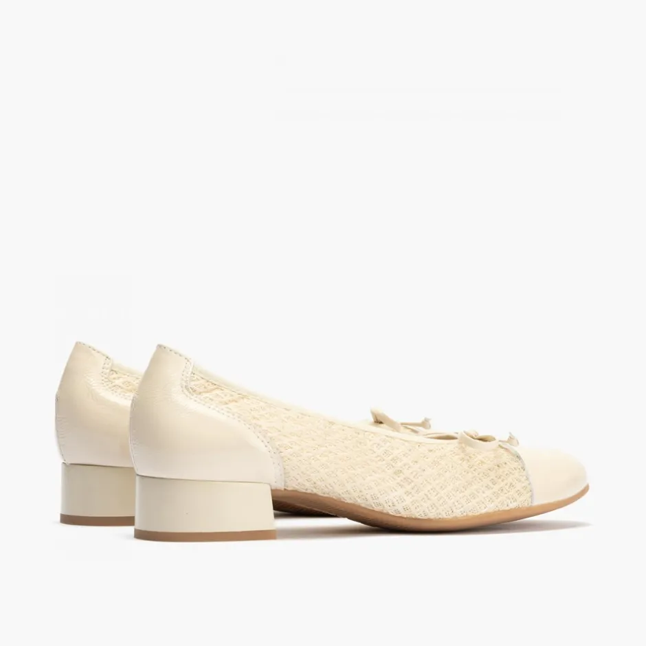 bailarinas_de_mujer_en_pi_4.webp Calzaro Bailarinas | Bailarinas de Mujer en Piel 5712 con Textil con Ribete Elástico y Adorno Lazo Tacón Bajo Crema Beige