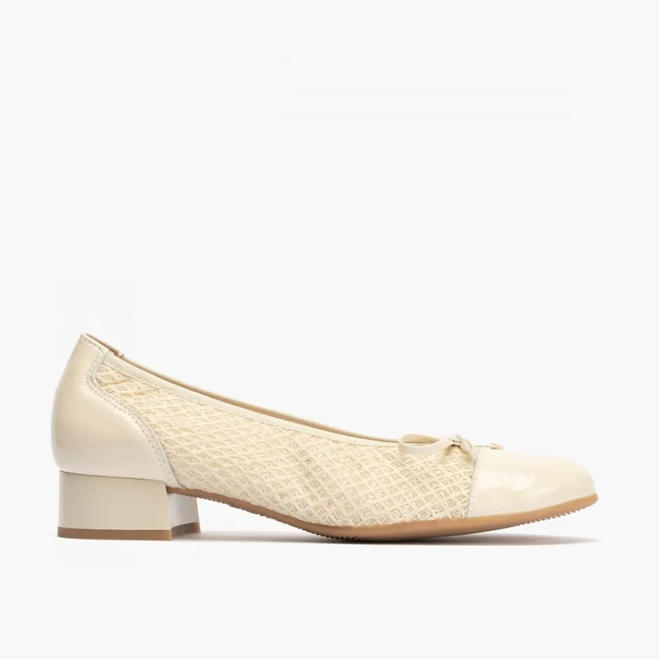 bailarinas_de_mujer_en_pi_5.webp Calzaro Bailarinas | Bailarinas de Mujer en Piel 5712 con Textil con Ribete Elástico y Adorno Lazo Tacón Bajo Crema Beige