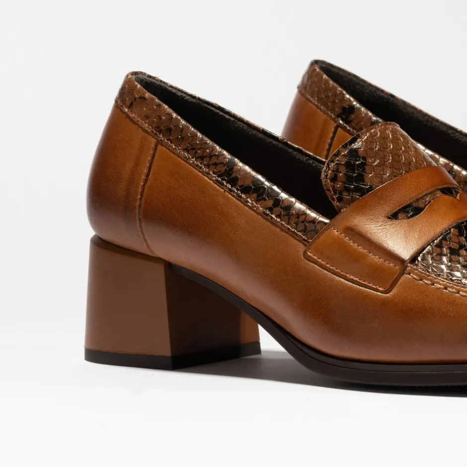 mocasines__con_tacn_medio_0-1.webp Calzaro Zapatos De Tac贸n | Confort | Mocasines 1682 con Tacón Medio Lucido/Zimba Marrón Claro Cuero