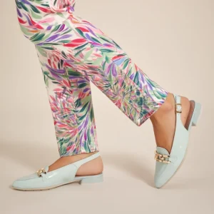 Calzaro Zapatos De Tac贸n | Bailarinas | Mocasines de Mujer 5784 Destalonados en Piel Charol con Adorno Cadena Metálica Azul Turquesa.