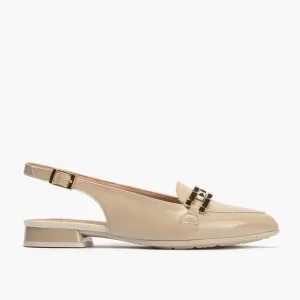 Calzaro Zapatos De Tac贸n | Bailarinas | Mocasines de Mujer 5784 Destalonados en Piel Charol con Adorno Cadena Metálica Beige Piedra.