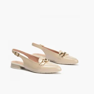 Calzaro Zapatos De Tac贸n | Bailarinas | Mocasines de Mujer 5784 Destalonados en Piel Charol con Adorno Cadena Metálica Beige Piedra.