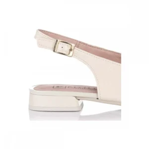 Calzaro Zapatos De Tac贸n | Bailarinas | Mocasines de Mujer 5784 Destalonados en Piel Charol con Adorno Cadena Metálica Crema.
