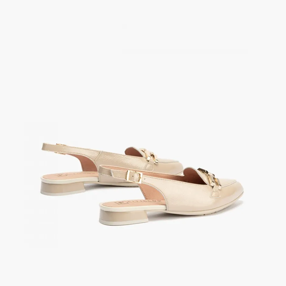 mocasines_de_mujer__desta_2-4.webp Calzaro Zapatos De Tac贸n | Bailarinas | Mocasines de Mujer 5784 Destalonados en Piel Charol con Adorno Cadena Metálica Beige Piedra.
