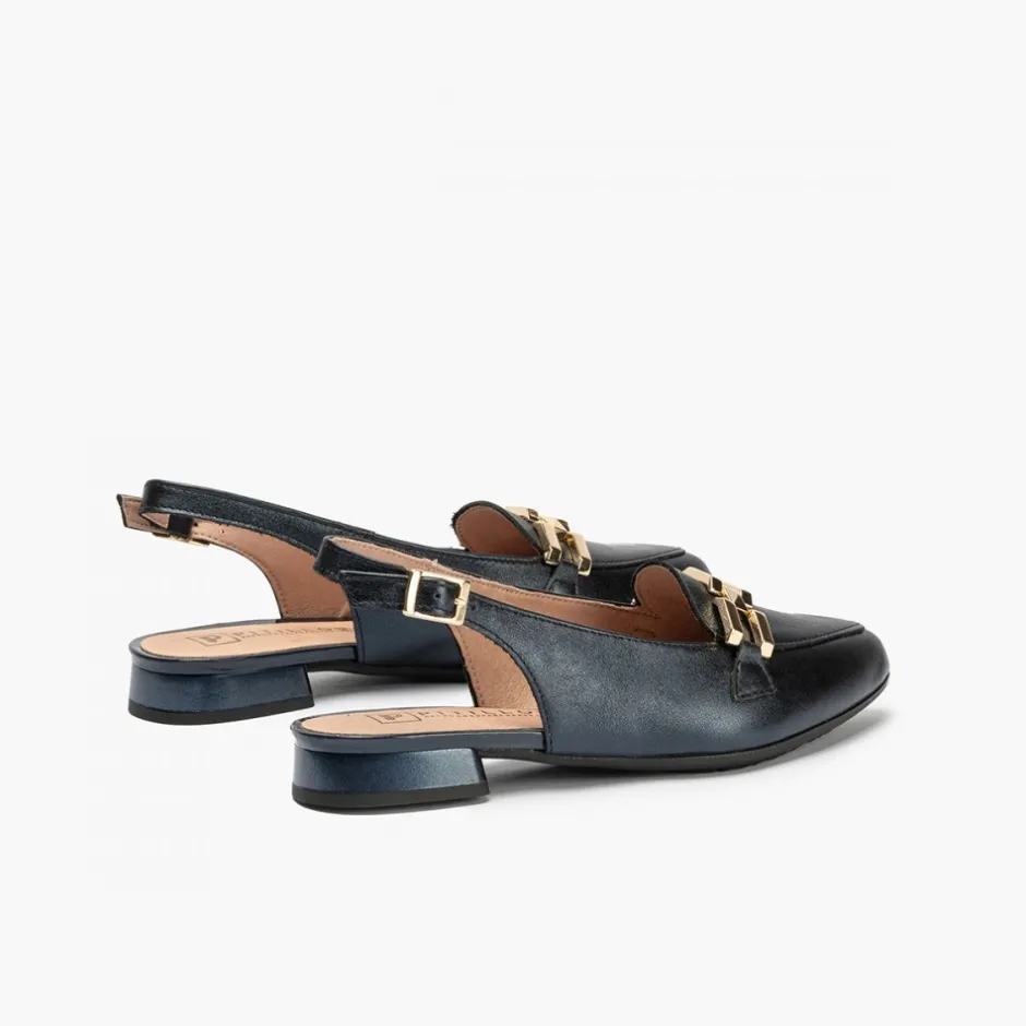 mocasines_de_mujer__desta_3-1.webp Calzaro Zapatos De Tac贸n | Bailarinas | Mocasines de Mujer 5785 Destalonados en Piel Laminada con Adorno Cadena Metálica Azul.