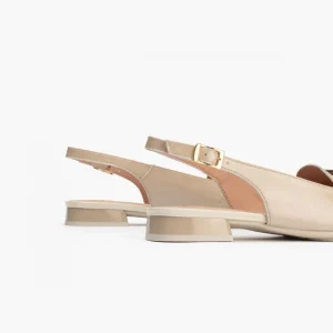 Calzaro Zapatos De Tac贸n | Bailarinas | Mocasines de Mujer 5784 Destalonados en Piel Charol con Adorno Cadena Metálica Beige Piedra.