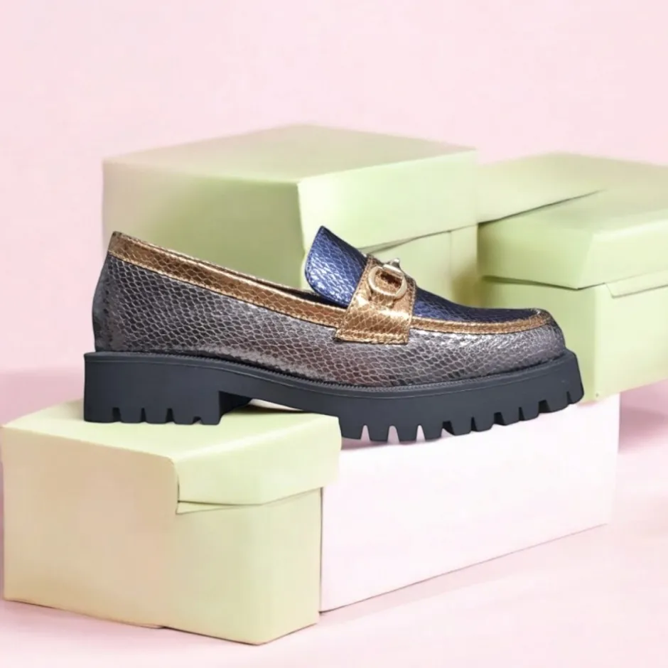 mocasn_de_charol_h_en_plo_2.webp Calzaro Mocasines | Casual | Mocasín de Charol 459H771 en Plomo y Azul