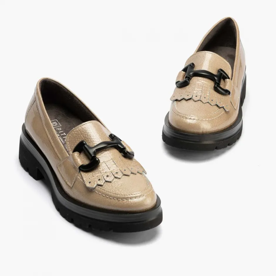 mocasn_en_charol_mujer__c_1.webp Calzaro Mocasines | Confort | Mocasín en Charol Mujer 10096 Color Piedra.