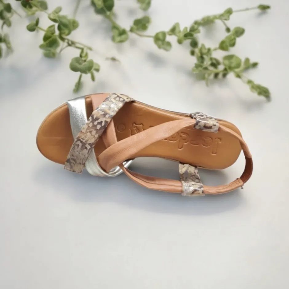 sandalia_cua_baja_flexibl_1-2.webp Calzaro Sandalias | Sandalia Cuña Baja Flexible 3744 Tubulares Cuero, Oro, Blanco, Combi 1