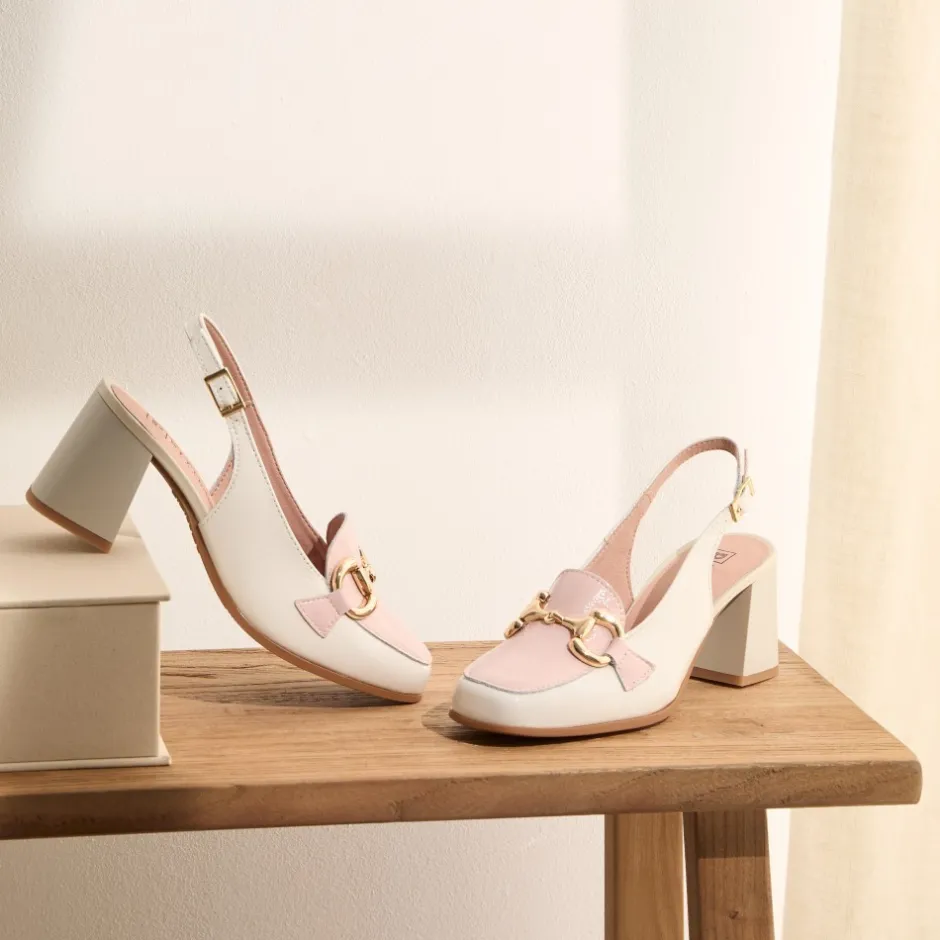 zapatos_de_saln_de_mujer__0-6.webp Calzaro Zapatos De Tac贸n | Zapatos de Salón de Mujer 5795 Destalonado en Piel Charol con Adorno Hebilla Metálica y Tacón Bloque Blanco.