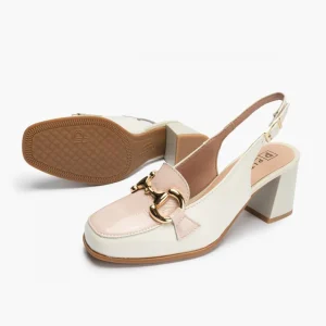 Calzaro Zapatos De Tac贸n | Zapatos de Salón de Mujer 5795 Destalonado en Piel Charol con Adorno Hebilla Metálica y Tacón Bloque Blanco.