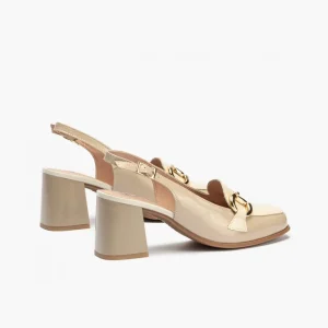 Calzaro Zapatos De Tac贸n | Zapatos de Salón de Mujer 5795 Destalonado en Piel Charol con Adorno Hebilla Metálica y Tacón Bloque Beige.