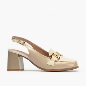 Calzaro Zapatos De Tac贸n | Zapatos de Salón de Mujer 5795 Destalonado en Piel Charol con Adorno Hebilla Metálica y Tacón Bloque Beige.