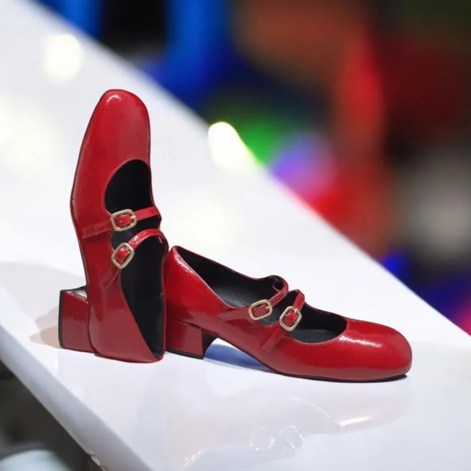 zapatos_de_tacn_bajo_con__2.webp Calzaro Zapatos De Tac贸n | Confort | Zapatos de Tacón Bajo Con Dos Correas Mary Jane Desiree Daky 1 Rojo.