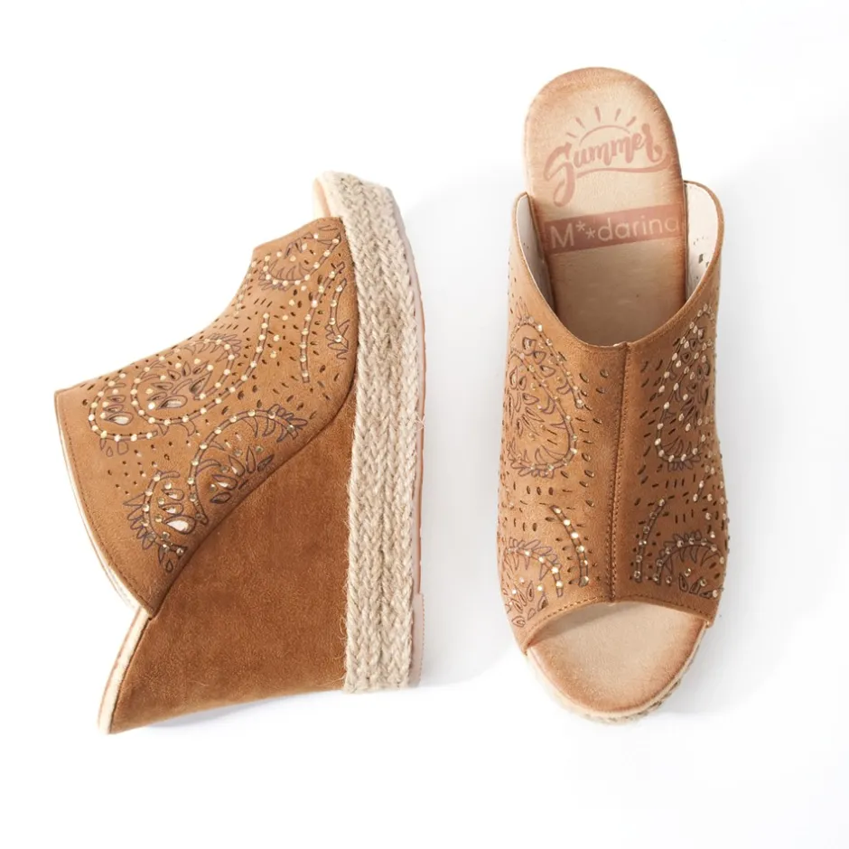 zueco_cua__camel_3.webp Calzaro Zuecos | Zueco Cuña 219 Camel
